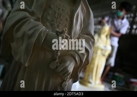 Tangerang, Indonésie. 21 décembre 2020. Les artisans complètent le processus de fabrication de statues spirituelles à l'atelier de la Collection Algon, Serpong, Tangerang, South, Banten. La demande de commandes pour des statues spirituelles faites de résine de fibre au milieu de la pandémie de Covid-19 a doublé par rapport aux jours habituels qui ont précédé la célébration du jour de Noël. (Photo de Kuncoro Widyo Rumpoko/Pacific Press) crédit: Pacific Press Media production Corp./Alay Live News Banque D'Images