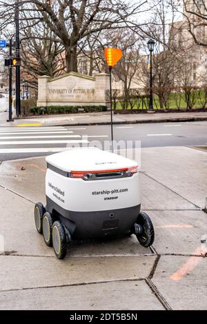 Le 11 janvier 2020, un robot de livraison de nourriture Starship se trouve sur le trottoir du campus de l'Université de Pittsburgh, à Pittsburgh, en Pennsylvanie, aux États-Unis. Banque D'Images