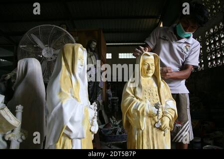 Tangerang, Indonésie. 21 décembre 2020. Les artisans complètent le processus de fabrication de statues spirituelles à l'atelier de la Collection Algon, Serpong, Tangerang, South, Banten. La demande de commandes pour des statues spirituelles faites de résine de fibre au milieu de la pandémie de Covid-19 a doublé par rapport aux jours habituels qui ont précédé la célébration du jour de Noël. (Photo de Kuncoro Widyo Rumpoko/Pacific Press) crédit: Pacific Press Media production Corp./Alay Live News Banque D'Images