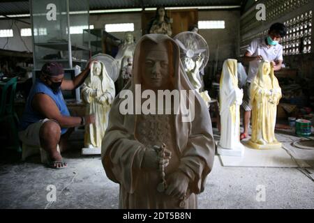 Tangerang, Indonésie. 21 décembre 2020. Les artisans complètent le processus de fabrication de statues spirituelles à l'atelier de la Collection Algon, Serpong, Tangerang, South, Banten. La demande de commandes pour des statues spirituelles faites de résine de fibre au milieu de la pandémie de Covid-19 a doublé par rapport aux jours habituels qui ont précédé la célébration du jour de Noël. (Photo de Kuncoro Widyo Rumpoko/Pacific Press) crédit: Pacific Press Media production Corp./Alay Live News Banque D'Images