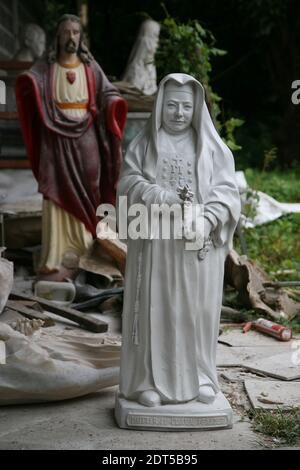 Tangerang, Indonésie. 21 décembre 2020. Statues spirituelles dans Algon Collection atelier, Serpong, Tangerang, Sud, Banten. La demande de commandes pour des statues spirituelles en résine de fibre au milieu de la pandémie de Covid-19 a doublé, passant des jours normaux jusqu'aux célébrations du jour de Noël. (Photo de Kuncoro Widyo Rumpoko/Pacific Press) crédit: Pacific Press Media production Corp./Alay Live News Banque D'Images