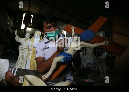 Tangerang, Indonésie. 21 décembre 2020. Les artisans complètent le processus de fabrication de statues spirituelles à l'atelier de la Collection Algon, Serpong, Tangerang, South, Banten. La demande de commandes pour des statues spirituelles faites de résine de fibre au milieu de la pandémie de Covid-19 a doublé par rapport aux jours habituels qui ont précédé la célébration du jour de Noël. (Photo de Kuncoro Widyo Rumpoko/Pacific Press) crédit: Pacific Press Media production Corp./Alay Live News Banque D'Images