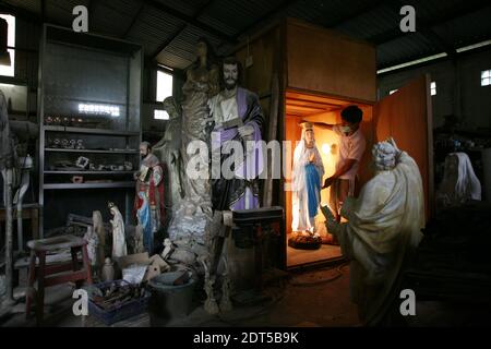 Tangerang, Indonésie. 21 décembre 2020. Les artisans complètent le processus de fabrication de statues spirituelles à l'atelier de la Collection Algon, Serpong, Tangerang, South, Banten. La demande de commandes pour des statues spirituelles faites de résine de fibre au milieu de la pandémie de Covid-19 a doublé par rapport aux jours habituels qui ont précédé la célébration du jour de Noël. (Photo de Kuncoro Widyo Rumpoko/Pacific Press) crédit: Pacific Press Media production Corp./Alay Live News Banque D'Images