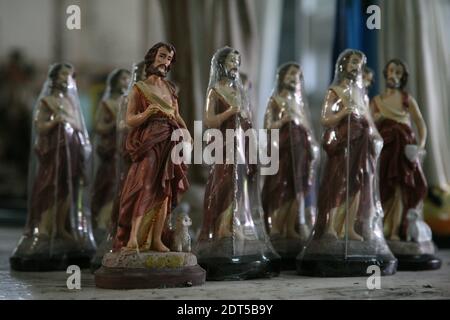 Tangerang, Indonésie. 21 décembre 2020. Statues spirituelles dans Algon Collection atelier, Serpong, Tangerang, Sud, Banten. La demande de commandes pour des statues spirituelles en résine de fibre au milieu de la pandémie de Covid-19 a doublé, passant des jours normaux jusqu'aux célébrations du jour de Noël. (Photo de Kuncoro Widyo Rumpoko/Pacific Press) crédit: Pacific Press Media production Corp./Alay Live News Banque D'Images