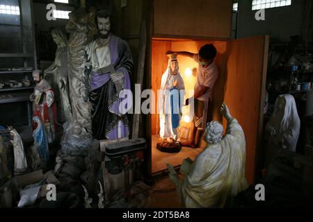 Tangerang, Indonésie. 21 décembre 2020. Les artisans complètent le processus de fabrication de statues spirituelles à l'atelier de la Collection Algon, Serpong, Tangerang, South, Banten. La demande de commandes pour des statues spirituelles faites de résine de fibre au milieu de la pandémie de Covid-19 a doublé par rapport aux jours habituels qui ont précédé la célébration du jour de Noël. (Photo de Kuncoro Widyo Rumpoko/Pacific Press) crédit: Pacific Press Media production Corp./Alay Live News Banque D'Images