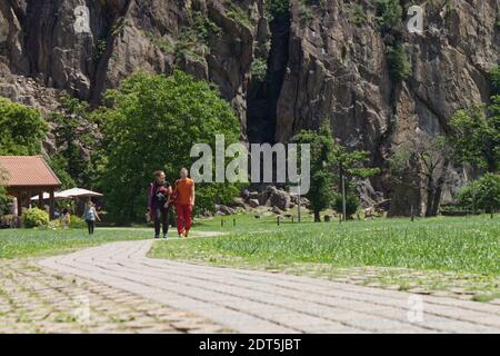 Une promenade en couple le long d'un chemin pavé sur les pistes D'une falaise de granit sur les Alpes italiennes Banque D'Images