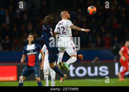 Maxwell du PSG affronte Julien Faubert de Bordeaux lors du match de football de la première Ligue française, PSG vs Bordeaux à Paris, en France, le 31 janvier 2014. PSG a gagné 2-0. Photo de Henri Szwarc/ABACAPRESS.COM Banque D'Images