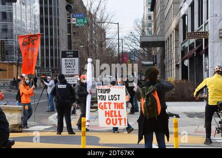 Washington DC. 12 décembre 2020. Mars pour Trump. Des manifestants d'extrême-gauche, portant un signe politique contre le président Trump, dans la 16e rue. Banque D'Images