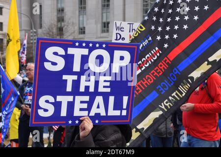 Washington DC. 12 décembre 2020. Mars pour que Trump demande la transparence et protège l'intégrité électorale. Panneau politique ‘Stop the Salt’ à Freedom plaza. Banque D'Images