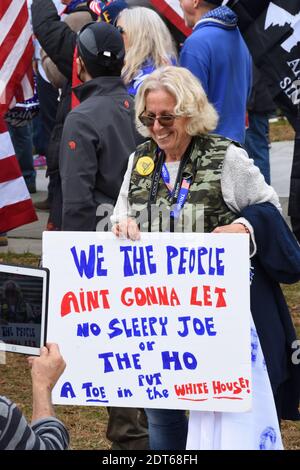 Washington DC. 12 décembre 2020. Mars pour que Trump demande la transparence et protège l'intégrité électorale. Une femme avec un signe politique à Freedom plaza. Banque D'Images