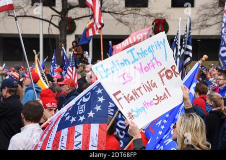 Washington DC. 12 décembre 2020. Mars pour que Trump demande la transparence et protège l'intégrité électorale. Une foule de personnes avec des signes et des drapeaux politiques Banque D'Images