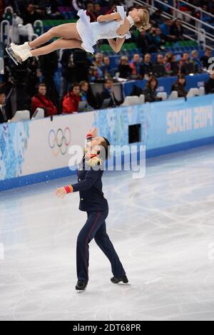 Le 6 février 2014, Tatiana Volosozhar et Maxim Trankov, de Russie, se disputent les deux courts de l'équipe au Palais de patinage de Sotchi 2014 XXII Jeux Olympiques d'hiver à Sotchi, en Russie. Les Jeux Olympiques de Sotchi 2014 se dérouleront du 7 au 23 février 2014. Photo de Zabulon-Gouhier/ABACAPRESS.COM Banque D'Images