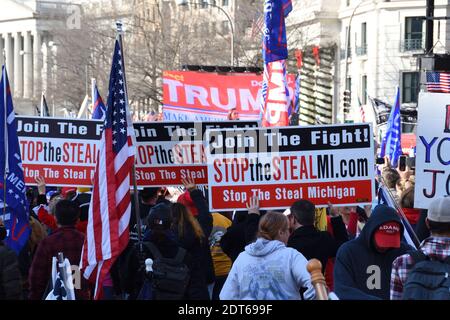 Washington DC. Mars pour que Trump exige la transparence et l'intégrité des élections. Une grande foule de personnes avec des signes politiques ‘Top the Sal Michigan’. Banque D'Images