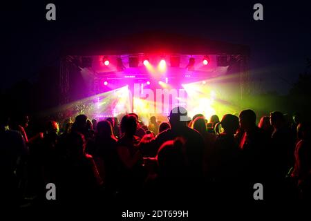 Lumières colorées du concert en plein air en cours avec une foule de gens, Riga, Lettonie. Banque D'Images