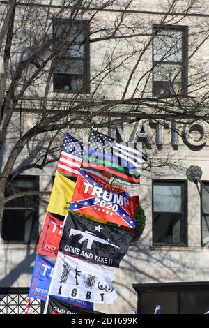 Washington DC. 12 décembre 2020. Mars pour que Trump demande la transparence et protège l'intégrité électorale. Drapeaux politiques sur la place de la liberté. Banque D'Images