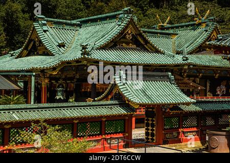 Temple de Kunozan Toshogu à Shizuoka, Japon. Les toits métalliques ignifuges des bâtiments sont richement décorés Banque D'Images