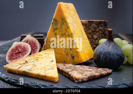 Fromages britanniques et irlandais, assiette de dégustation avec shropshire bleu, fromage de portier brun et cheddar fumé Banque D'Images