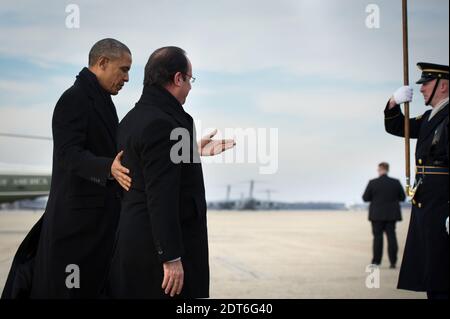 Le président français François Hollande est accueilli par son homologue américain Barack Obama à la base aérienne d'Andrews, MD, États-Unis, le premier jour de la visite d'État de trois jours de Hollande aux États-Unis, le 10 février 2014. Photo de Christophe Guibbbaud/ABACAPRESS.COM Banque D'Images