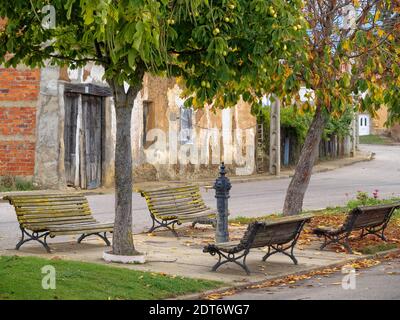 Bancs et une fontaine dans une paisible zone de repos au milieu du village - Chozas de Abajo, Castille et Leon, Espagne Banque D'Images