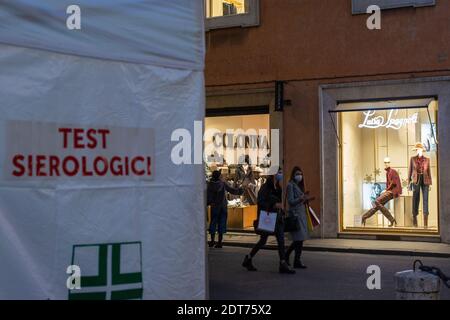 Rome, Italie: Noël shopping jours, belvédère mis en place par une pharmacie pour les tests sérologiques et les écouvillons , via del Corso. © Andrea Sabbadini Banque D'Images