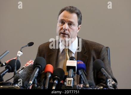 Le procureur d'Annecy, Eric Maillaud, tient une conférence de presse sur l'assassinat en 2012 à Chevaline, dans les Alpes françaises, de trois membres d'une famille britannique et d'un cycliste français, à Annecy, dans l'est de la France, le 19 février 2014. Un suspect de 48 ans, qui aurait été un ancien policier, aurait été arrêté dans le cadre de l'affaire. Maillaud a déclaré que l'homme, de la région de haute-Savoie, a été placé en détention formelle et détenu après la libération en novembre d'une image d'identité d'un mystérieux motocycliste vu près de l'endroit où le quadruple meurtre a eu lieu. Photos de Vincent Dargent/ABACAPRESS.COM Banque D'Images