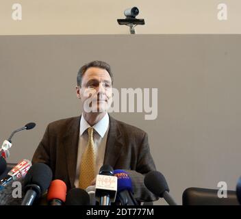 Le procureur d'Annecy, Eric Maillaud, tient une conférence de presse sur l'assassinat en 2012 à Chevaline, dans les Alpes françaises, de trois membres d'une famille britannique et d'un cycliste français, à Annecy, dans l'est de la France, le 19 février 2014. Un suspect de 48 ans, qui aurait été un ancien policier, aurait été arrêté dans le cadre de l'affaire. Maillaud a déclaré que l'homme, de la région de haute-Savoie, a été placé en détention formelle et détenu après la libération en novembre d'une image d'identité d'un mystérieux motocycliste vu près de l'endroit où le quadruple meurtre a eu lieu. Photos de Vincent Dargent/ABACAPRESS.COM Banque D'Images