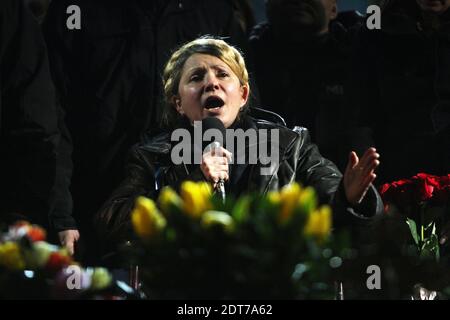 L'icône de l'opposition ukrainienne nouvellement libérée et l'ancien Premier ministre Ioulia Timochenko s'exprime lors d'un rassemblement sur la place de l'indépendance de Kiev. Les derniers développements de la crise politique de trois mois de l'ex-nation soviétique ont eu lieu après que les manifestants aient pris le contrôle du centre-ville de Kiev et pris possession de la somptueuse résidence de Ianoukovitch lors d'une journée de virages spectaculaires, le 21 février 2014 à Kiev, en Ukraine. Photo de Rafael Yaghobzadeh/ABACAPRESS.COM Banque D'Images