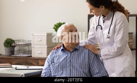 Vue en bandeau du confort de l'infirmière soignante du patient adulte Banque D'Images