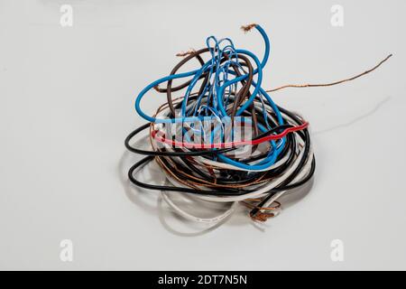 Un skein mêlé de fils électriques multicolores photo contre un fond blanc Banque D'Images