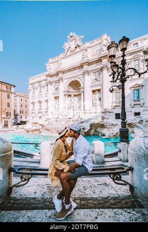 Jeune couple de milieu d'âge lors d'un voyage dans la ville de Rome Italie Europe, couple visite de la Fontana di Trevi à Rome Italie Banque D'Images