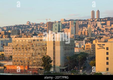 Horizon de Haïfa au lever du soleil, Israël Banque D'Images