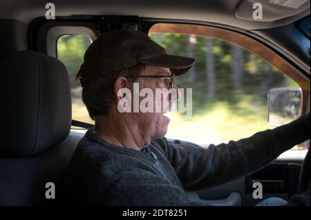 Homme de race blanche d'âge moyen dans le siège du conducteur Banque D'Images