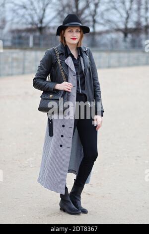 Anouk, blogueur de mode (www.anoukmeetsfashion.com) en arrivant pour Viktor&Rolf automne/hiver 2014-2015 salon prêt-à-porter au jardin des Tuileries, à Paris, France, le 1er mars 2014. Elle porte vintage top et long veste, pull et ours cuir veste et jeans, sac Chanel, chaussures Alexander Wang. Photo de Marie-Paola Bertrand-Hillion/ABACAPRESS.COM Banque D'Images