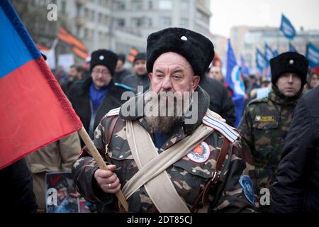 Les militants russes pro-Kremlin défilent lors de leur rassemblement en faveur des Russes ethniques en Ukraine dans le centre de Moscou, en Russie, le 2 mars 2014. Le président russe Vladimir Poutine a déclaré hier qu'il était de son devoir de protéger les Russes ethniques de Crimée et des marais du sud-est de l'Ukraine qui ont des liens anciens avec Moscou et de regarder avec dédain les nouveaux dirigeants pro-européens de Kiev. Photo de Julien Tack/ABACAPRESS.COM Banque D'Images