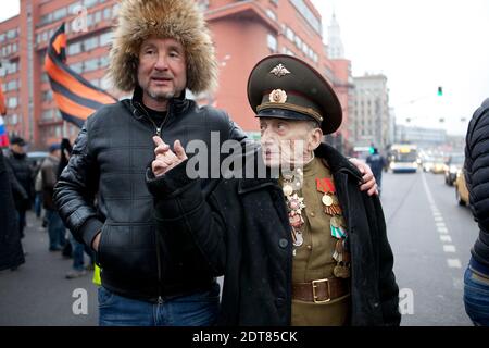 Les militants russes pro-Kremlin défilent lors de leur rassemblement en faveur des Russes ethniques en Ukraine dans le centre de Moscou, en Russie, le 2 mars 2014. Le président russe Vladimir Poutine a déclaré hier qu'il était de son devoir de protéger les Russes ethniques de Crimée et des marais du sud-est de l'Ukraine qui ont des liens anciens avec Moscou et de regarder avec dédain les nouveaux dirigeants pro-européens de Kiev. Photo de Julien Tack/ABACAPRESS.COM Banque D'Images