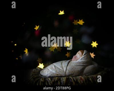 figurine de bébé jésus avec étoile de bokeh dans la copie de fond joyeux noël Banque D'Images