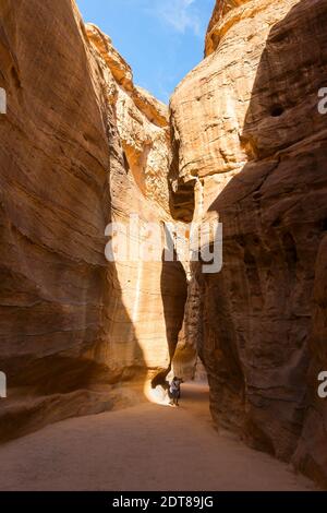 La route d'accès à Petra, connue sous le nom de Siq. Passage étroit entre les roches de grès immenses et hautes. Passerelle vers le Siq. Ancienne entrée principale de Pétra en Jordanie. Banque D'Images