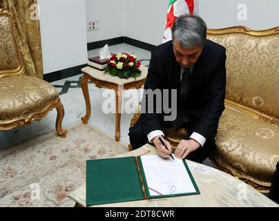 L'ancien Premier ministre algérien et candidat aux élections présidentielles Ali Benflais signe ses documents de candidature pour les prochaines élections d'avril 17 au conseil constitutionnel d'Alger, en Algérie, le 4 mars 2014. Photo par Ammi Louiza/ABACAPRESS.COM Banque D'Images