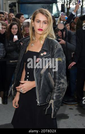 Alice Dellal arrivant au salon prêt-à-porter automne/hiver 2014/2015 de Chanel et assez surpris quand elle a remarqué qu'elle porte le même bracelet a Leigh Lezark, pendant la semaine de la mode de Paris, qui s'est tenue au Grand Palais à Paris, France le 4 mars 2014. Photo de Laurent Zabulon/ABACAPRESS.COM Banque D'Images