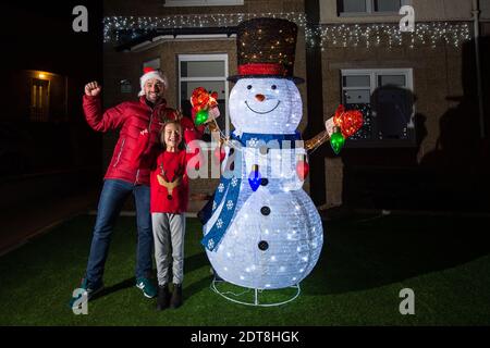 Glasgow, Écosse, Royaume-Uni. 21 décembre 2020. Photo : bonhomme de neige géant. Les habitants de Balarnock ont mis sur un spectacle de lumières de Noël fantastique. Les habitants de Balarnock ont un grand sens de la communauté, et ils aiment répandre la joie de Noël en mettant sur une exposition festive diffusant le message de Noël. Dans une année où COVID19 a dominé les gros titres pendant près d'un an, les gens aiment voir des lumières colorées et profiter de la saison des fêtes. Crédit : Colin Fisher/Alay Live News Banque D'Images