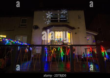 Glasgow, Écosse, Royaume-Uni. 21 décembre 2020. Photo : Cannes en sucre et flocons de neige. Les habitants de Balarnock ont mis sur un spectacle de lumières de Noël fantastique. Les habitants de Balarnock ont un grand sens de la communauté, et ils aiment répandre la joie de Noël en mettant sur une exposition festive diffusant le message de Noël. Dans une année où COVID19 a dominé les gros titres pendant près d'un an, les gens aiment voir des lumières colorées et profiter de la saison des fêtes. Crédit : Colin Fisher/Alay Live News Banque D'Images