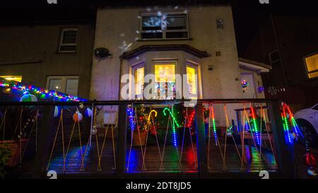 Glasgow, Écosse, Royaume-Uni. 21 décembre 2020. Photo : Cannes en sucre et flocons de neige. Les habitants de Balarnock ont mis sur un spectacle de lumières de Noël fantastique. Les habitants de Balarnock ont un grand sens de la communauté, et ils aiment répandre la joie de Noël en mettant sur une exposition festive diffusant le message de Noël. Dans une année où COVID19 a dominé les gros titres pendant près d'un an, les gens aiment voir des lumières colorées et profiter de la saison des fêtes. Crédit : Colin Fisher/Alay Live News Banque D'Images