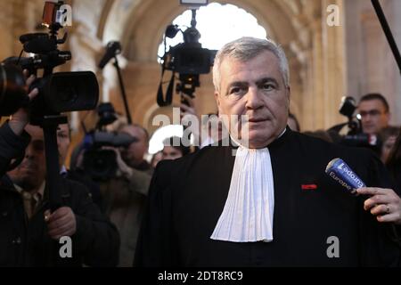 Avocat de l'ancien président français Nicolas Sarkozy, Thierry Herzog arrive au palais de justice de Paris le 10 mars 2014 à Paris. Nicolas Sarkozy et son épouse Carla Bruni ont lancé une action en justice pour empêcher la publication de nouvelles conversations secrètement enregistrées par Patrick Buisson pendant son mandat de président français en 2007-12. Dans un mouvement qui va inévitablement alimenter la spéculation sur les bandes pourraient contenir une "arme de poing" gravement compromise, les avocats du couple ont déclaré qu'ils demanderaient à un tribunal de Paris d'émettre une injonction d'urgence contre une distribution ou une publication ultérieure. La révélation de ce que Buisson était doin Banque D'Images