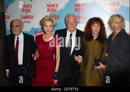 Le producteur français Jean-Louis Livi (L), l'actrice française Caroline Sihol (2e L), l'acteur français André Dussollier (C), l'actrice française Sabine Azema (2e R), veuve du réalisateur français Alain Resnais, Et l'actrice française Sandrine Kiberlain (R) assistant à la première du film 'Aimer, boire et chanter' par le regretté cinéaste français Alain Resnais au théâtre UGC Normandy, à Paris, le 10 mars 2014. Photo de Christophe Guibbbaud/ABACAPRESS.COM Banque D'Images