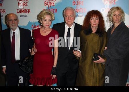 Le producteur français Jean-Louis Livi (L), l'actrice française Caroline Sihol (2e L), l'acteur français André Dussollier (C), l'actrice française Sabine Azema (2e R), veuve du réalisateur français Alain Resnais, Et l'actrice française Sandrine Kiberlain (R) assistant à la première du film 'Aimer, boire et chanter' par le regretté cinéaste français Alain Resnais au théâtre UGC Normandy, à Paris, le 10 mars 2014. Photo de Christophe Guibbbaud/ABACAPRESS.COM Banque D'Images