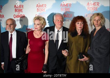 Le producteur français Jean-Louis Livi (L), l'actrice française Caroline Sihol (2e L), l'acteur français André Dussollier (C), l'actrice française Sabine Azema (2e R), veuve du réalisateur français Alain Resnais, Et l'actrice française Sandrine Kiberlain (R) assistant à la première du film 'Aimer, boire et chanter' par le regretté cinéaste français Alain Resnais au théâtre UGC Normandy, à Paris, le 10 mars 2014. Photo de Christophe Guibbbaud/ABACAPRESS.COM Banque D'Images