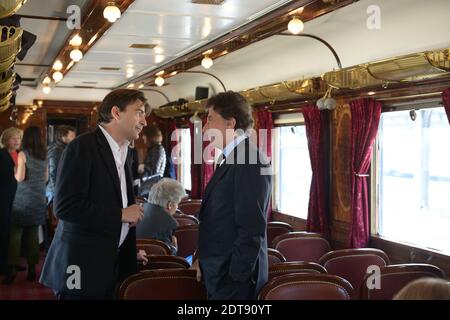 Le chef français Yannick Alleno (L) s'entretient avec l'ancien ministre de la Culture Jack Lang, président de l'Institut du monde arabe vu à bord du train Orient Express, pour la présentation de l'exposition « autrefois l'Orient Express » (« il etait une Fois l'Orient Express ») à Paris, en France, le 13 mars, 2014. L'exposition aura lieu à l'Institut du monde arabe du 3 avril à la fin août. Photo par Ammar Abd Rabbo/ABACAPRESS.COM Banque D'Images