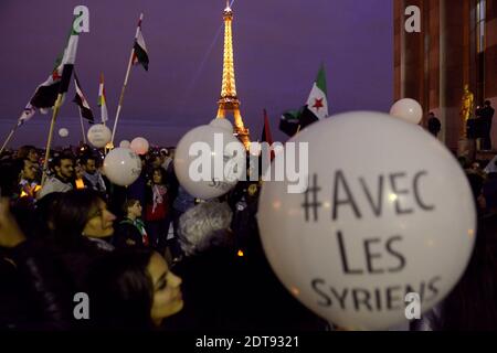 Les manifestants se rassemblent pour scander des slogans et se souvenir de ceux qui sont morts et de ceux qui sont enlevés, à la place Trocadéro à Paris, en France, le 15 mars 2014, pour marquer le 3e anniversaire du début de la révolution populaire syrienne contre Bachar Al Assad. Photo par Ammar Abd Rabbo/ABACAPRESS.COM Banque D'Images