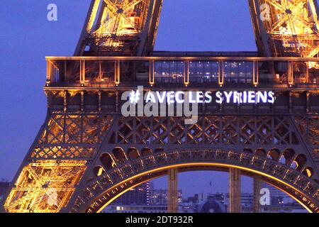 Les manifestants se rassemblent pour scander des slogans et se souvenir de ceux qui sont morts et de ceux qui sont enlevés, à la place Trocadéro à Paris, en France, le 15 mars 2014, pour marquer le 3e anniversaire du début de la révolution populaire syrienne contre Bachar Al Assad. Photo par Ammar Abd Rabbo/ABACAPRESS.COM Banque D'Images