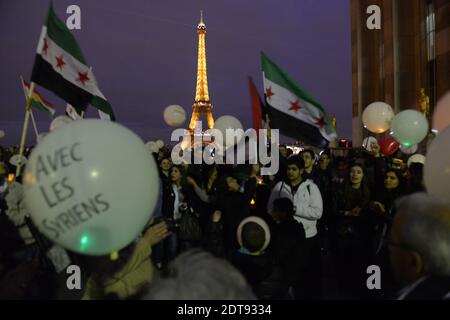 Les manifestants se rassemblent pour scander des slogans et se souvenir de ceux qui sont morts et de ceux qui sont enlevés, à la place Trocadéro à Paris, en France, le 15 mars 2014, pour marquer le 3e anniversaire du début de la révolution populaire syrienne contre Bachar Al Assad. Photo par Ammar Abd Rabbo/ABACAPRESS.COM Banque D'Images